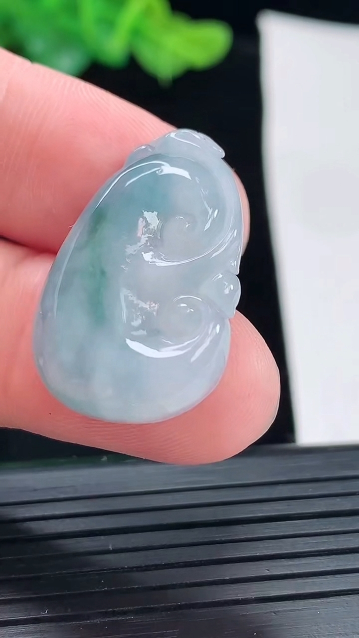 天然A货翡翠紫罗兰 飘花如意吊坠，尺寸28.6-18-4.5重量:4.26g
4月29日