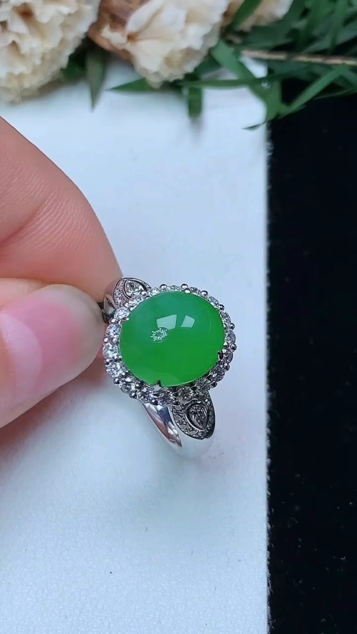 天然A货翡翠蛋面戒指，尺寸17-10.4-9，重量:5.74g2026年4月29日
工厂直销收藏佳品,种好水足，色泽均匀，有种有色，上手高大气！