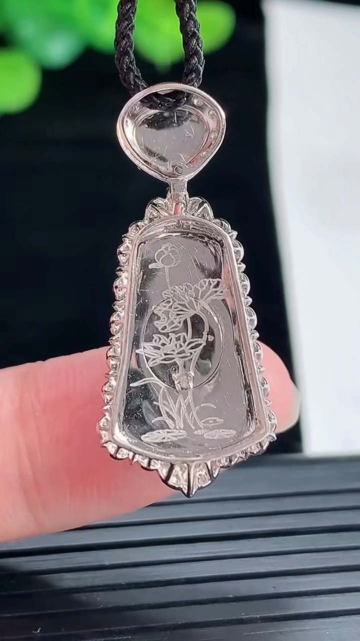 天然A货翡翠无事牌吊坠，尺寸33-14.5-8，裸石18.4-12重量:3.54g
4月29日