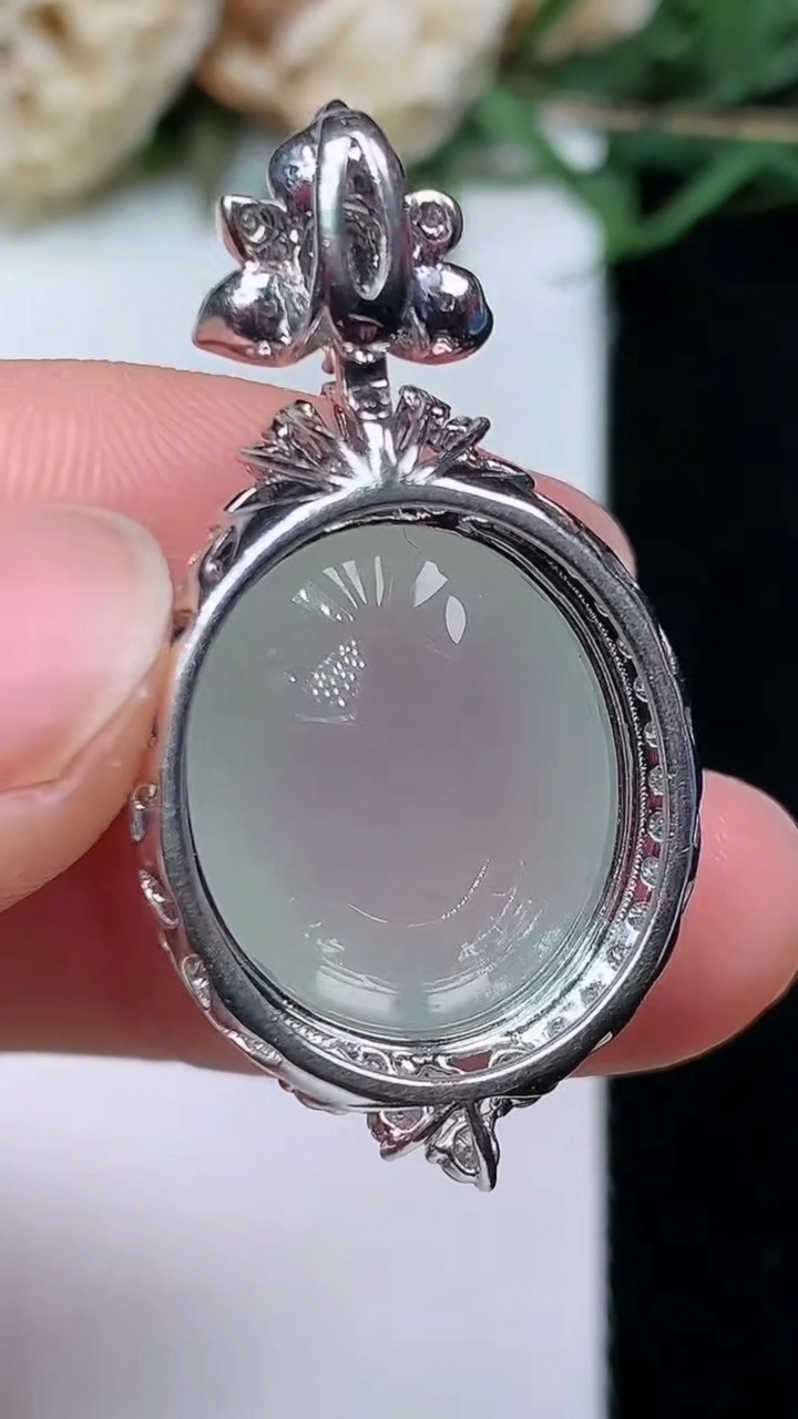 天然A货翡翠白冰蛋面吊坠，尺寸35.6-18.4-12，裸石17-14.6，重量:7.22g
4月29日