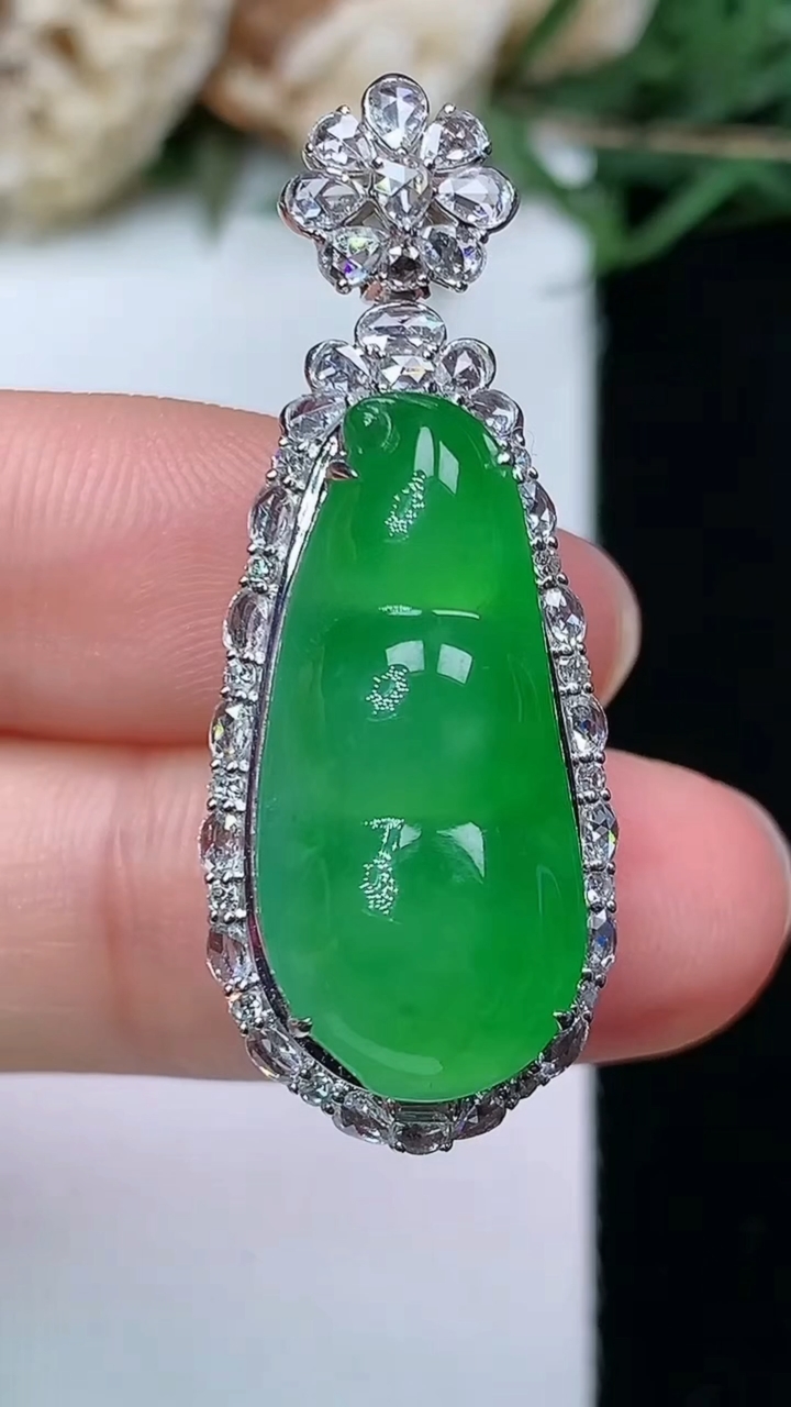 天然A货翡翠福豆吊坠，尺寸36.9-14-11.5
4月29日