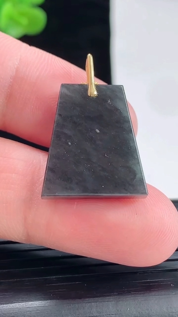 天然A货翡翠18k金乌鸡种无事牌吊坠，尺寸20.6-18.5-4重量:4.28g
4月29日