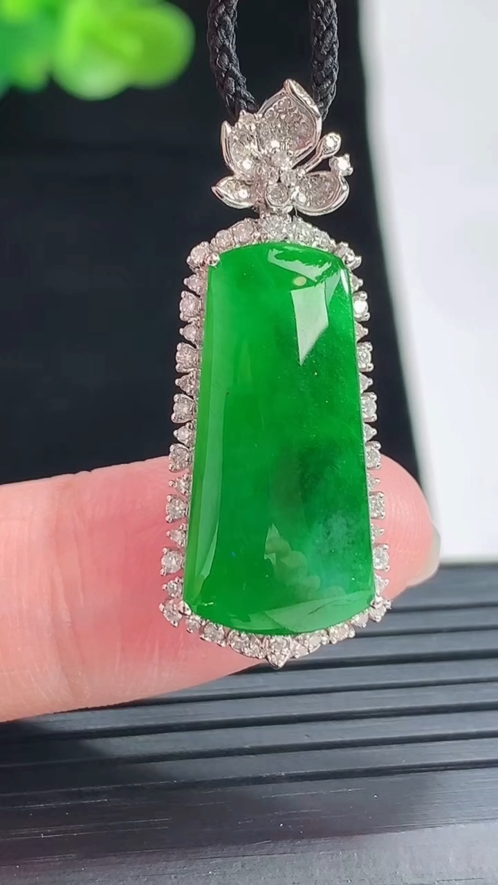 天然A货翡翠无事牌吊坠，尺寸34-14-6.8，裸石22-12重量:4.74g
4月29日