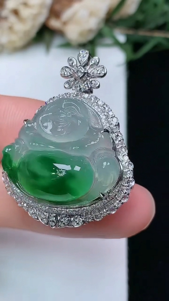 天然A货翡翠佛公吊坠，尺寸33.2-25.3-13.8，裸石18.9-21.3，重量:6.58g
4月29日