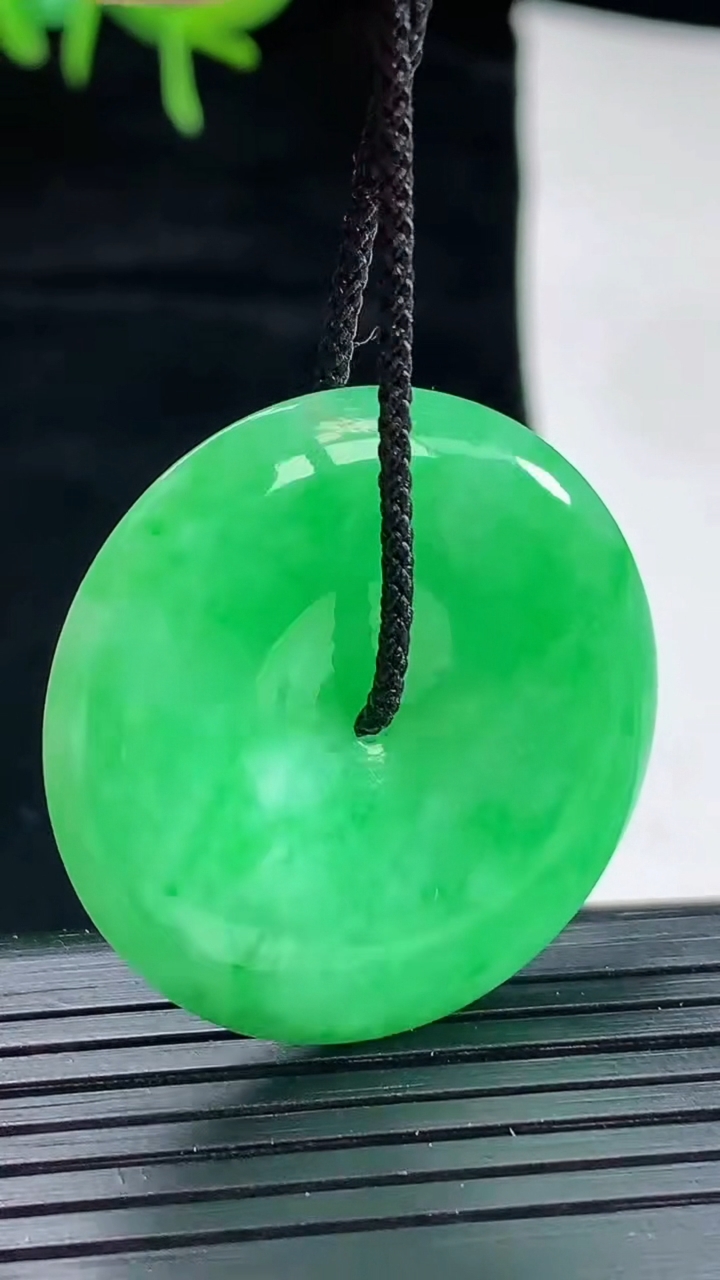 天然A货翡翠平安扣吊坠，尺寸33-5.5重量:12.15g
4月29日