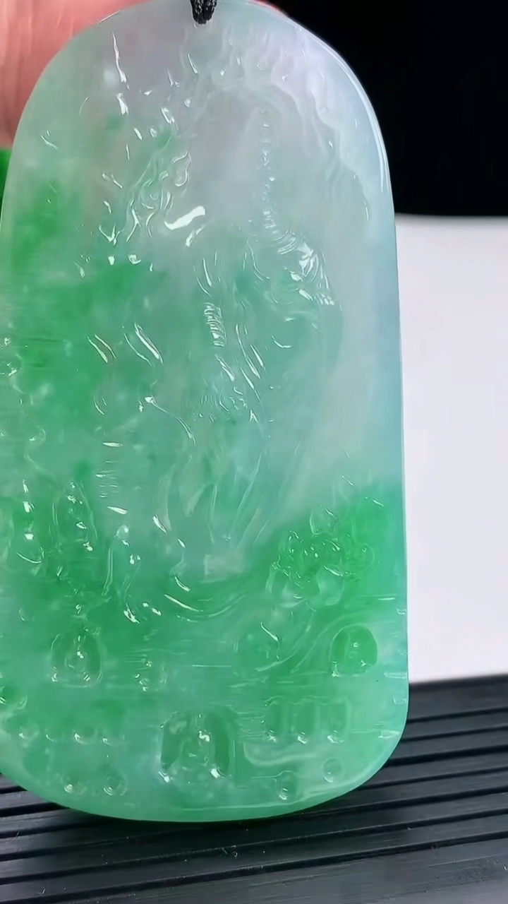 天然A货翡翠大势至菩萨吊坠，尺寸73-40-12重量:65.35g
4月29日