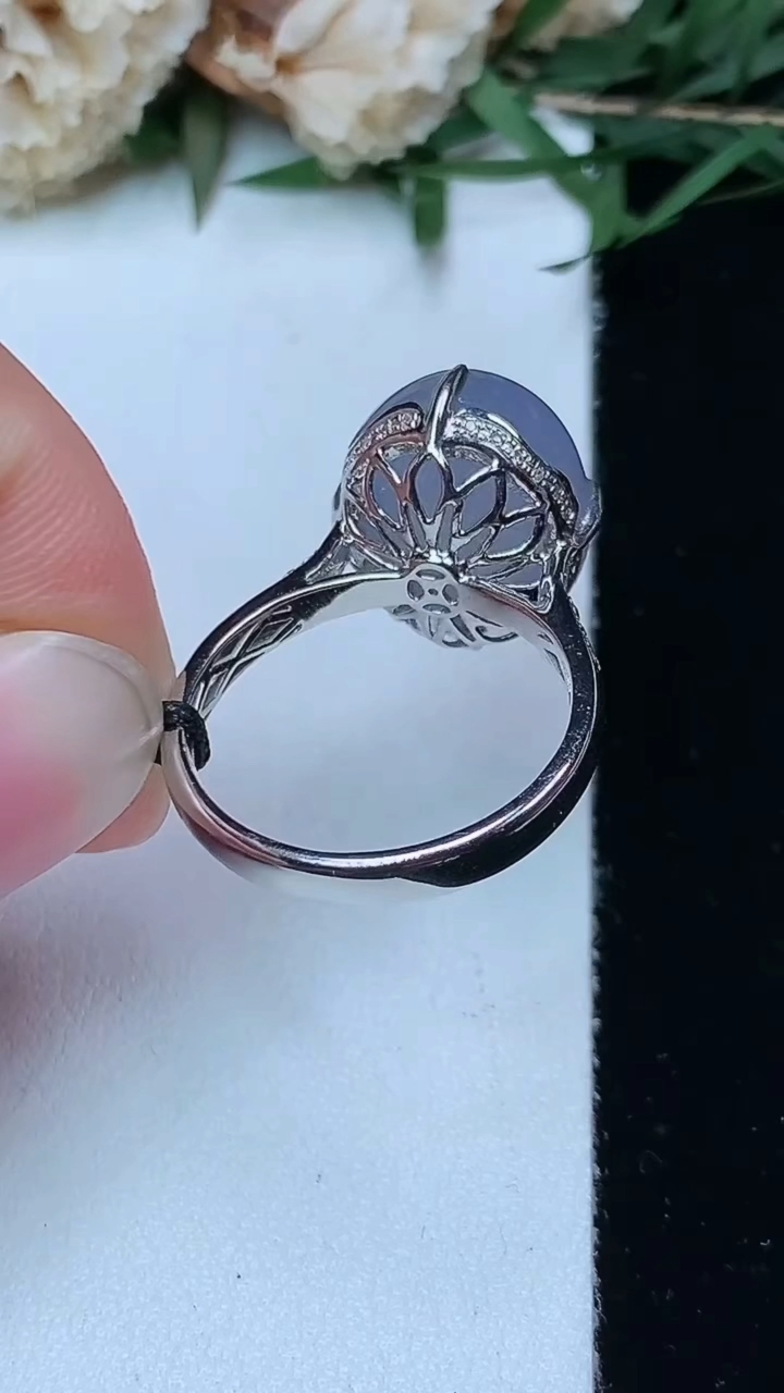 天然A货翡翠紫罗兰蛋面戒指，尺寸17.3-13.9-12，重量:6.00g2026年4月29日
工厂直销收藏佳品,种好水足，色泽均匀，有种有色，上手高大气！