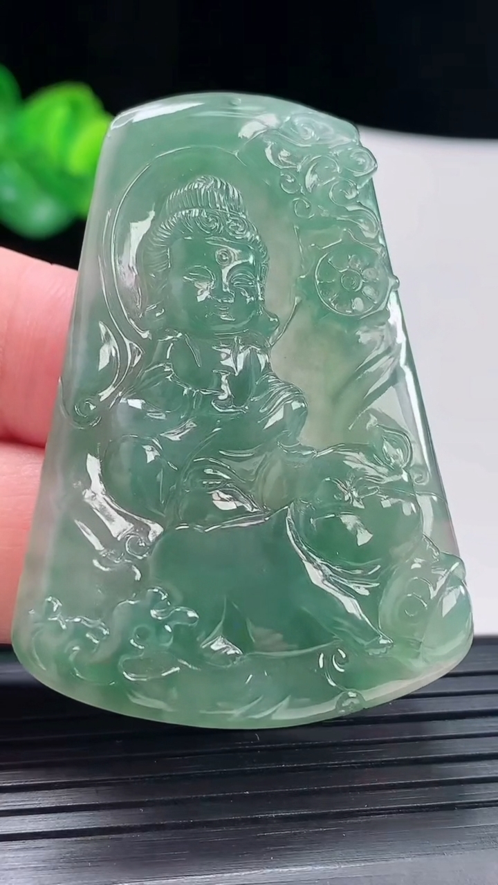 天然A货翡翠观音菩萨吊坠，尺寸56-39.6-5.5重量:20.38g
4月29日