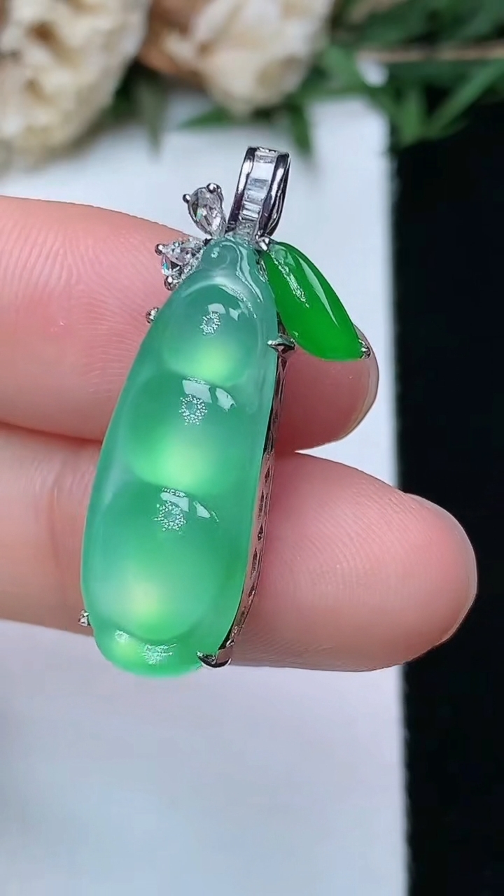 天然A货翡翠福豆吊坠，尺寸24-9.5-7，重量:4.90g
4月29日