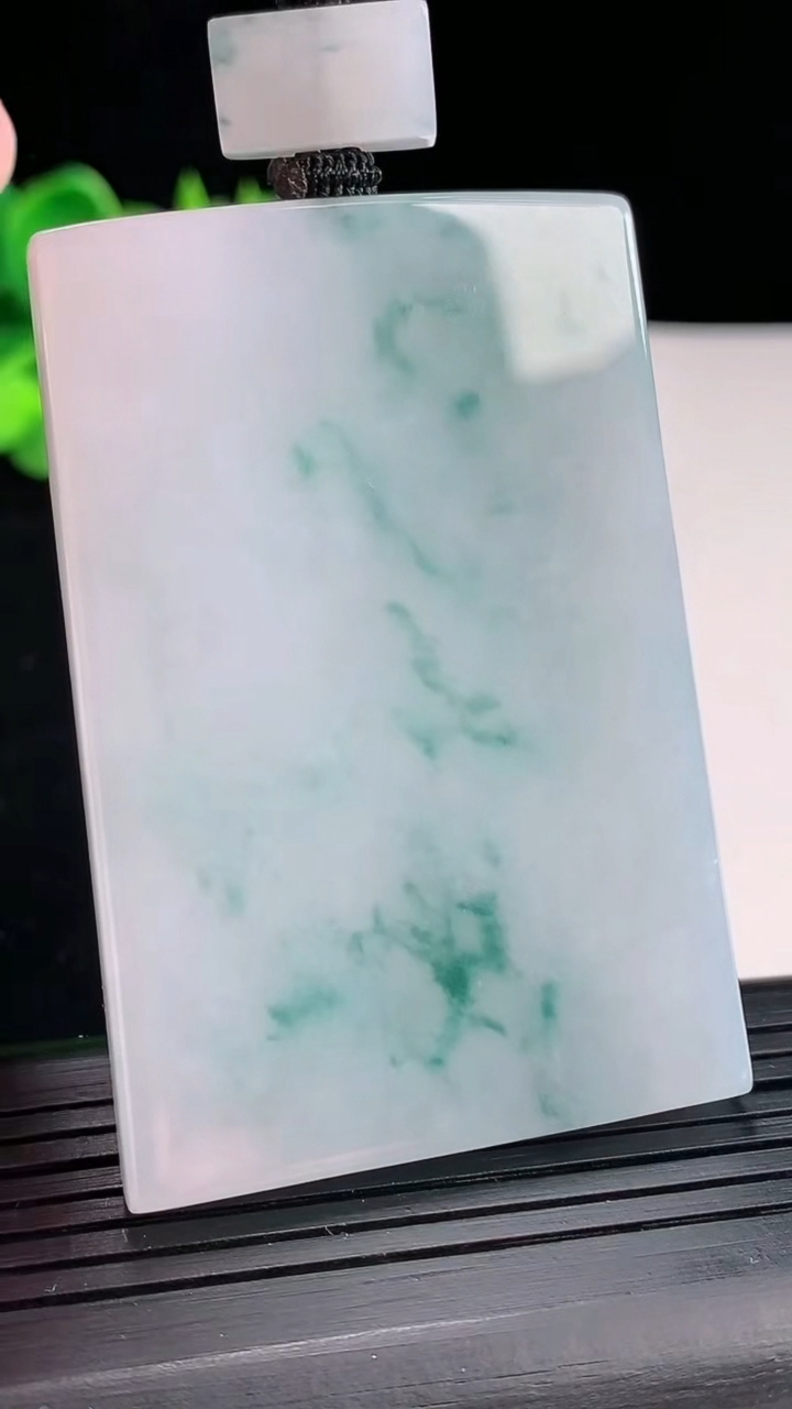 天然A货翡翠飘花无事牌吊坠，尺寸60.5-41-6重量:56.15g
4月29日