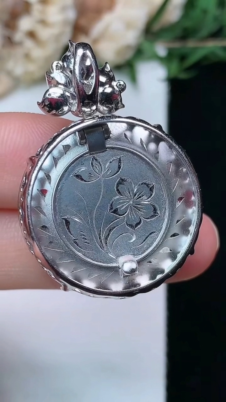 天然A货翡翠平安扣吊坠，尺寸24-7.3，重量:10.00g
4月29日