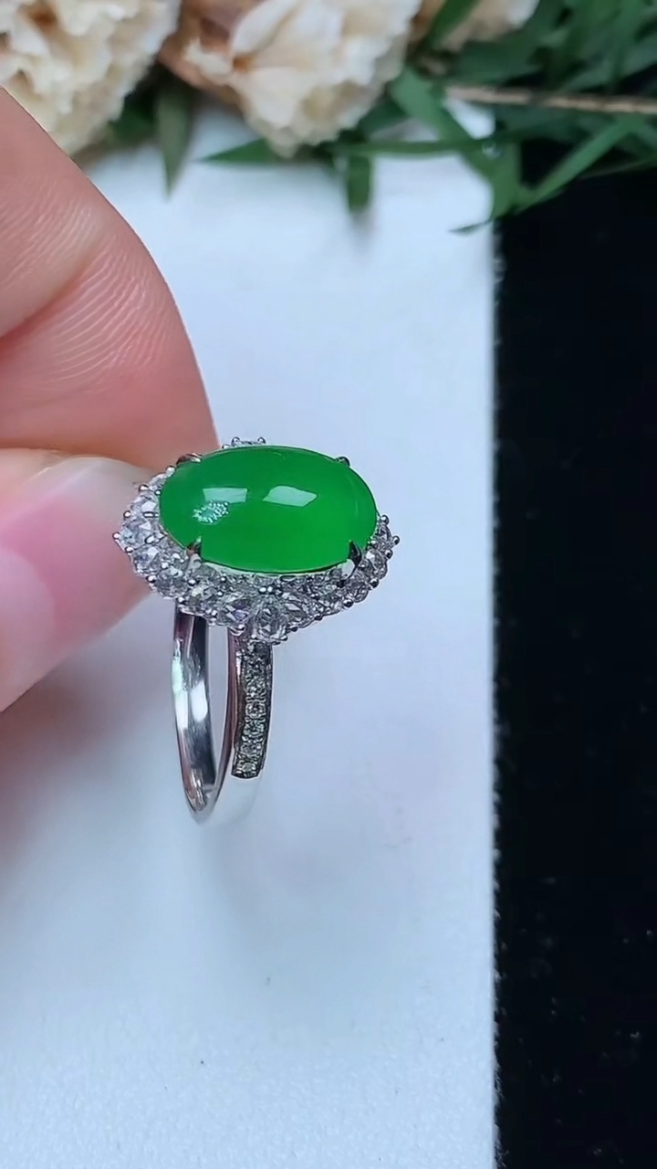 天然A货翡翠蛋面戒指，尺寸17.7-11.2-7.2，重量:3.55g2026年4月29日
工厂直销收藏佳品,种好水足，色泽均匀，有种有色，上手高大气！