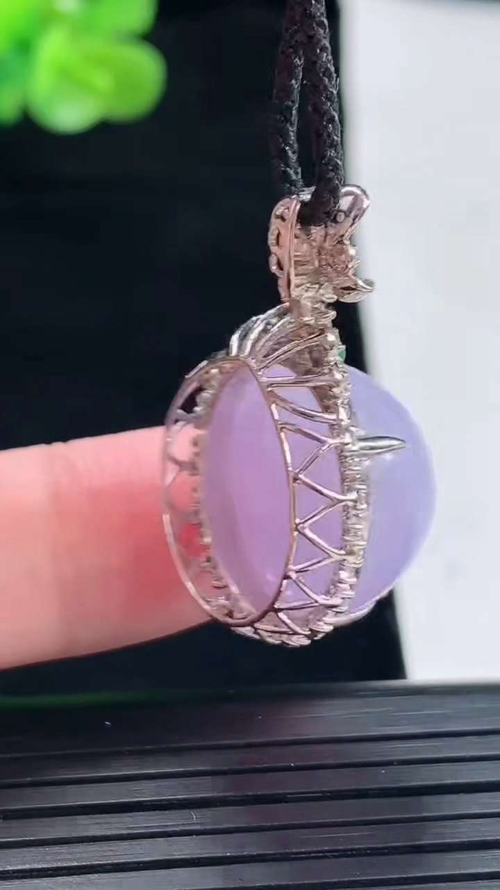 天然A货翡翠18k金紫罗兰蛋面吊坠，尺寸30.6-20-15，裸石18重量:8.32g
4月29日