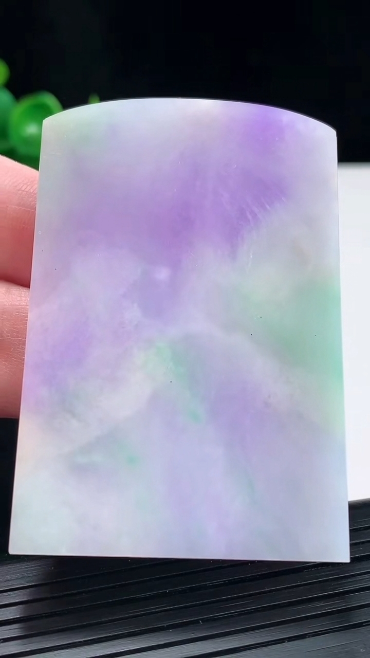 天然A货翡翠春带彩 紫罗兰无事牌吊坠，尺寸64-42-56重量:51.67g
4月29日