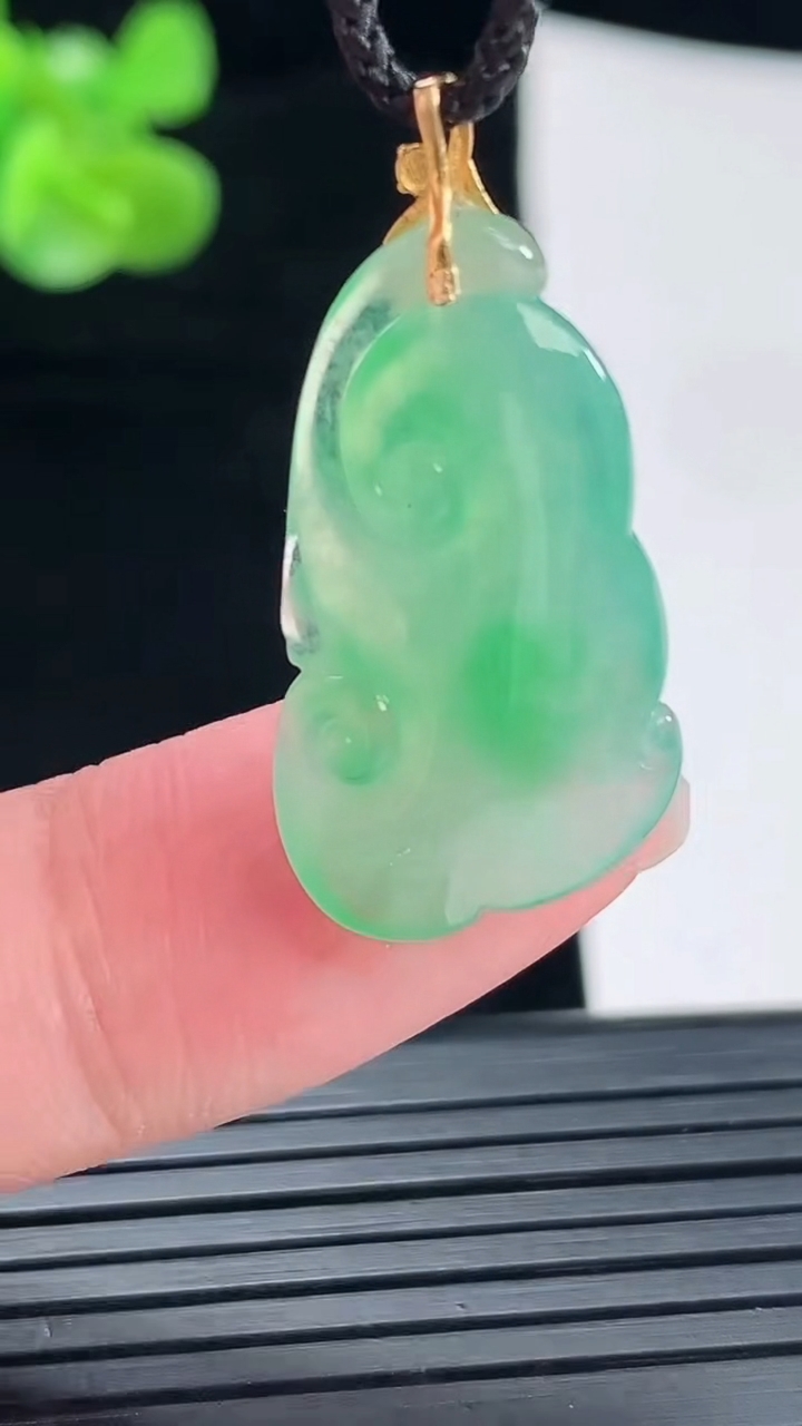 天然A货翡翠如意吊坠，尺寸21.5-14.5-5.2重量:3.13g
4月29日