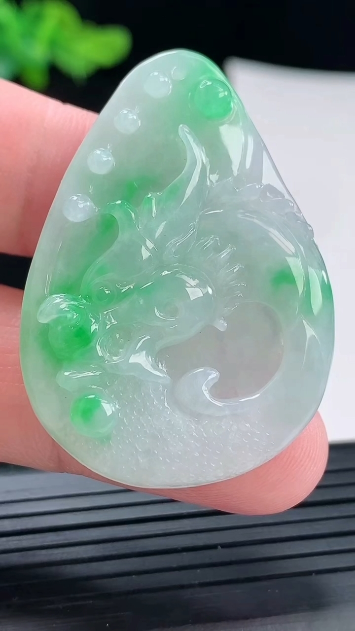 天然A货翡翠龙牌吊坠，尺寸44-31-7.6重量:14.99g
4月29日