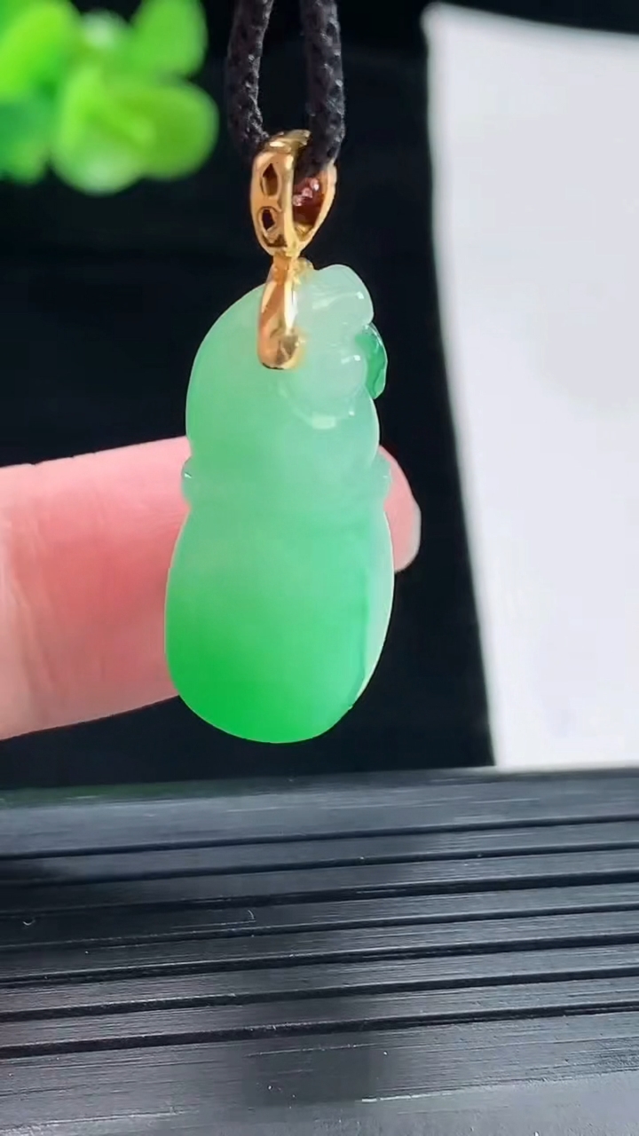 天然A货翡翠葫芦吊坠，尺寸25.6-11-11.5重量:6.39g
4月29日