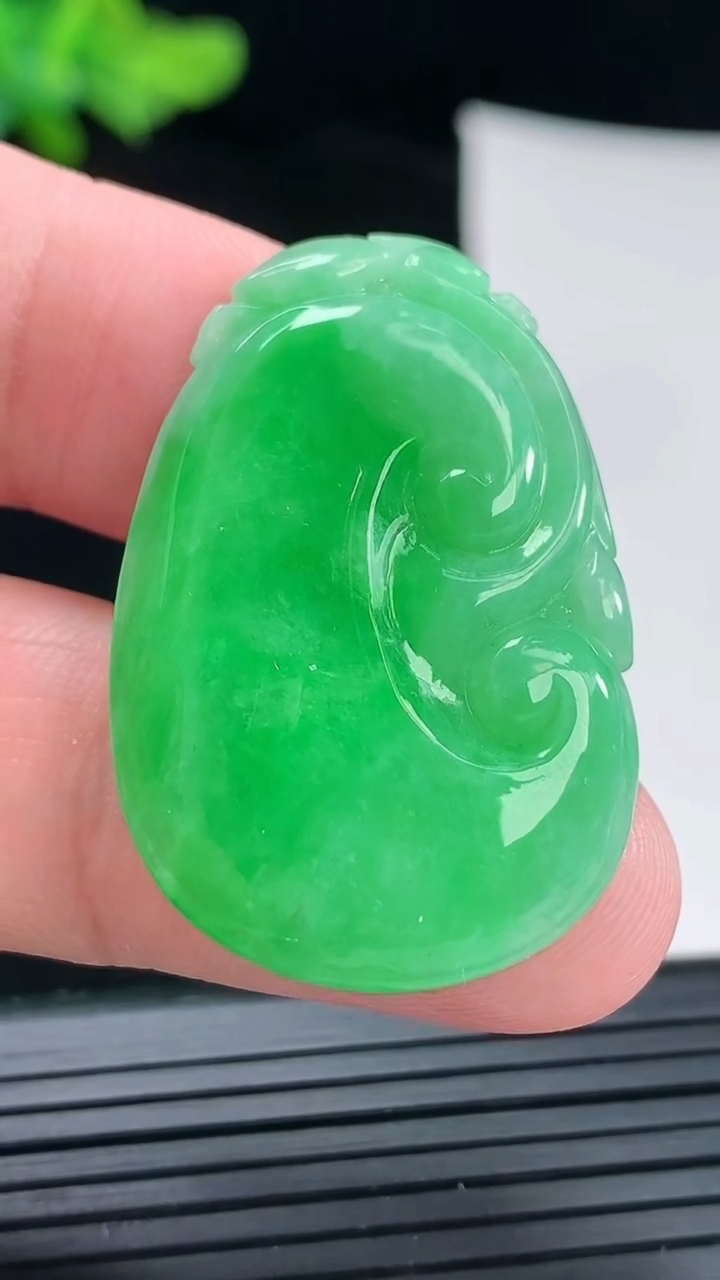 天然A货翡翠如意吊坠，尺寸36-24-5.2重量:9.19g
4月29日