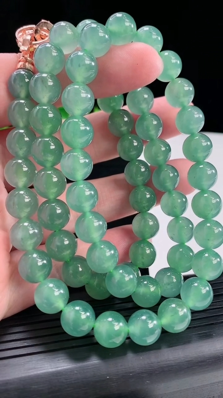 天然A货翡翠种蓝水圆珠项链，尺寸10-64颗重量:109.27g
4月29日