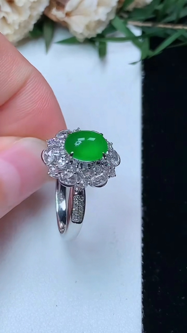 天然A货翡翠蛋面戒指，尺寸16.8-7.6-6，重量:3.99g2026年4月29日
工厂直销收藏佳品,种好水足，色泽均匀，有种有色，上手高大气！