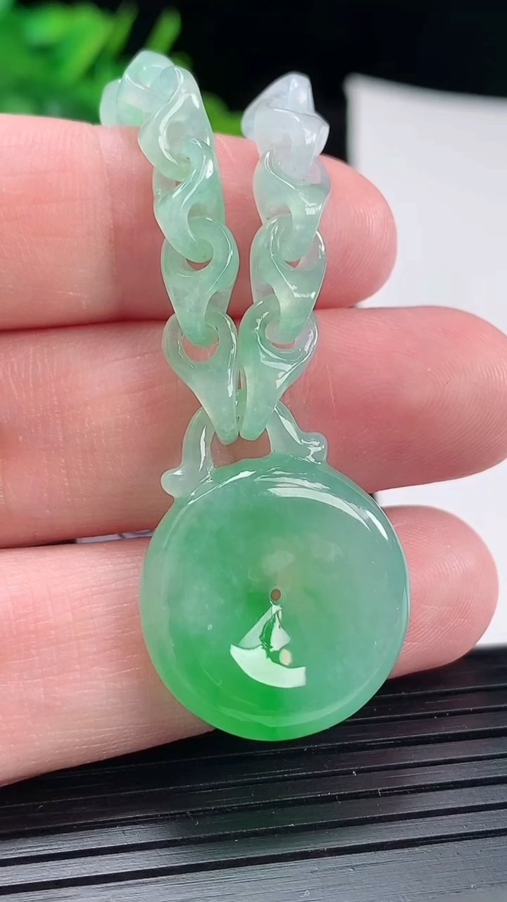 天然A货翡翠平安扣手链，尺寸22.5-6.2重量:13.78g
4月29日