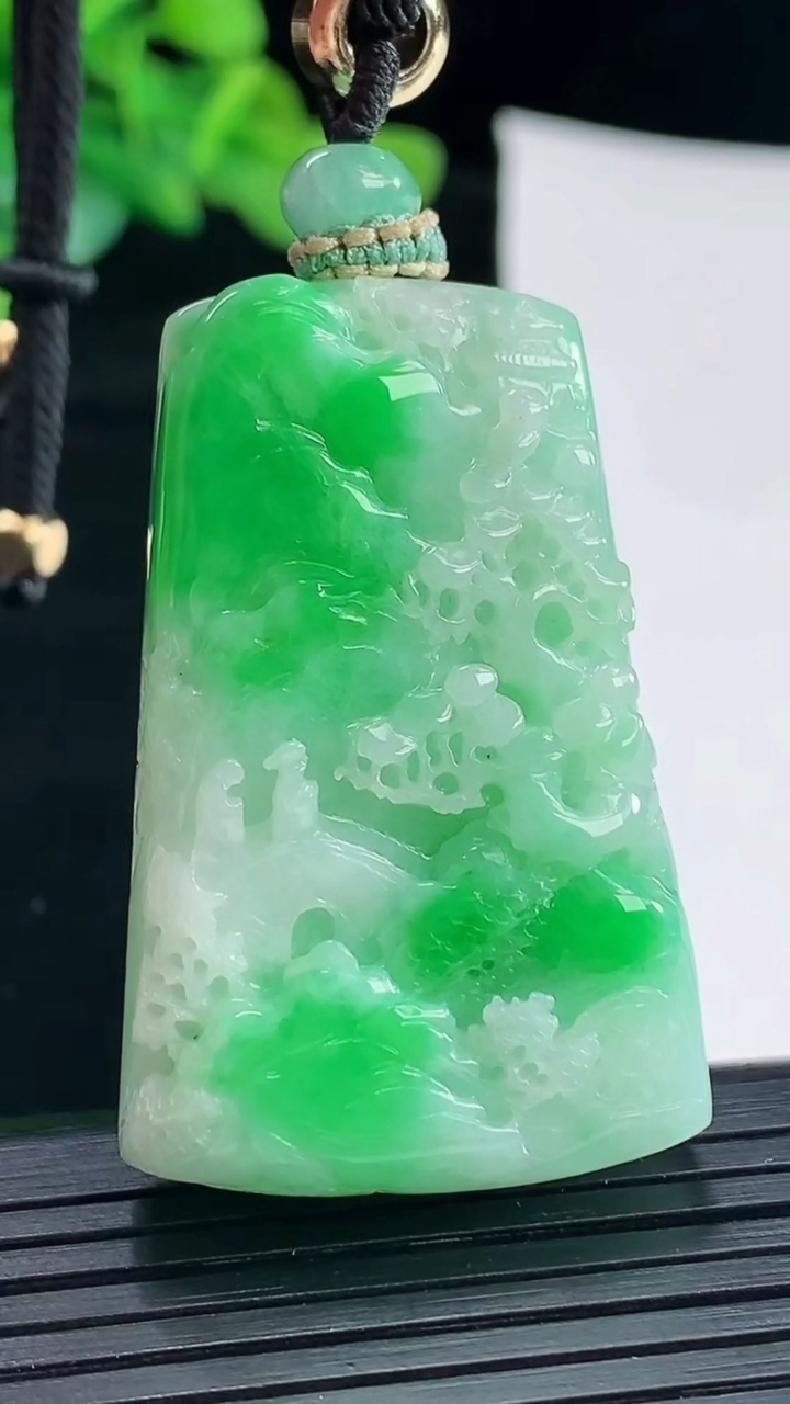 天然A货翡翠山水牌吊坠，尺寸43-28-10重量:30.34g
4月29日