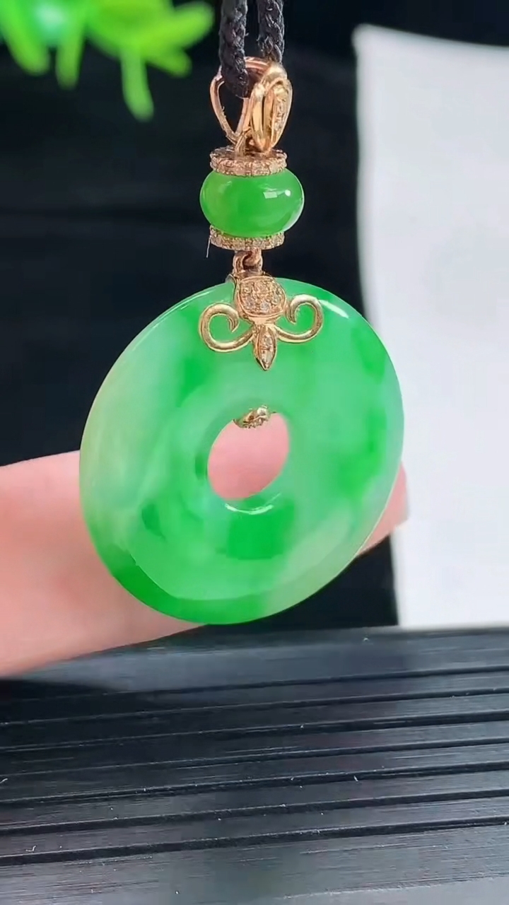 天然A货翡翠平安环吊坠，尺寸25-4重量:6.17g
4月29日