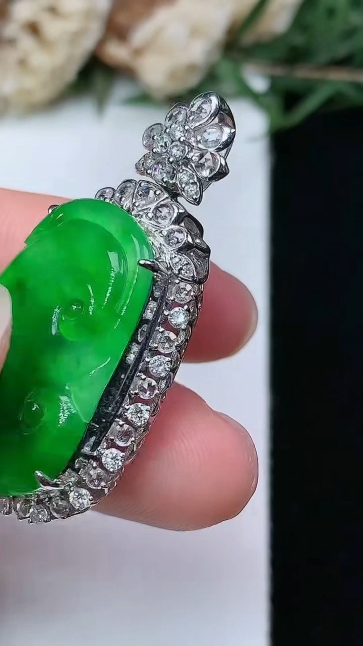 天然A货翡翠如意吊坠，尺寸38.2-28.2-10.2，裸石24.4-16.5，重量:6.75g
4月29日