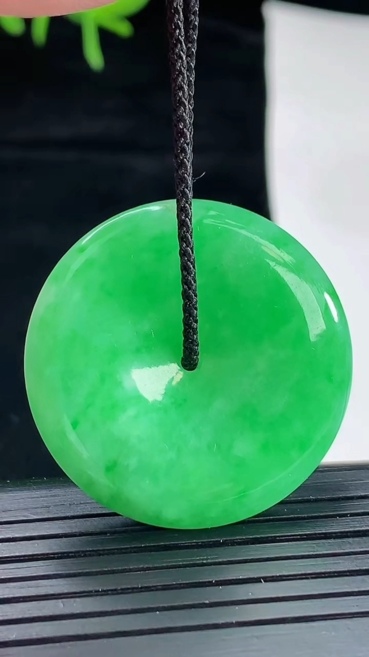 天然A货翡翠平安扣吊坠，尺寸33-5.5重量:12.15g
4月29日