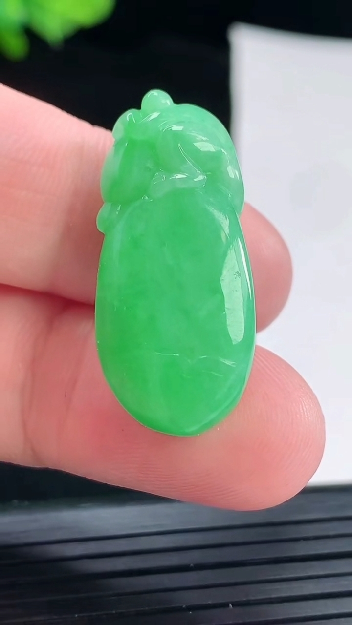 天然A货翡翠寿桃吊坠，尺寸31.5-14.2-10.8重量:8.46g
4月29日