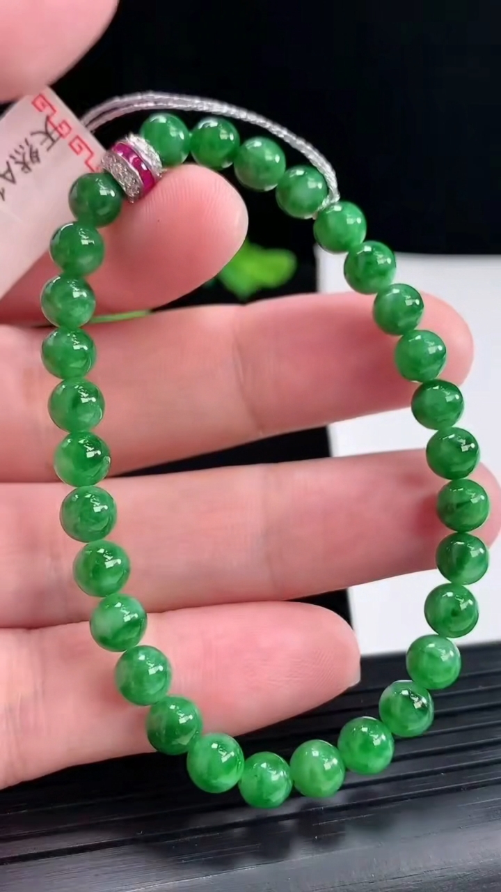 天然A货翡翠圆珠手串，尺寸6-30颗重量:11.44g4月29日
工厂直销收藏佳品,种好水足，色泽均匀，有种有色，上手高大气！