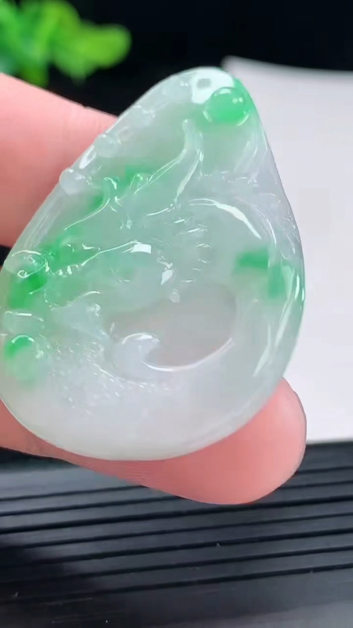 天然A货翡翠龙牌吊坠，尺寸44-31-7.6重量:14.99g
4月29日