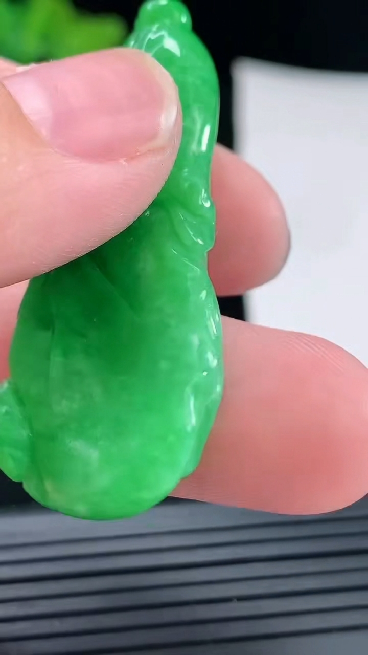 天然A货翡翠白菜吊坠，尺寸50.5-19-7.2重量:13.00g
4月29日