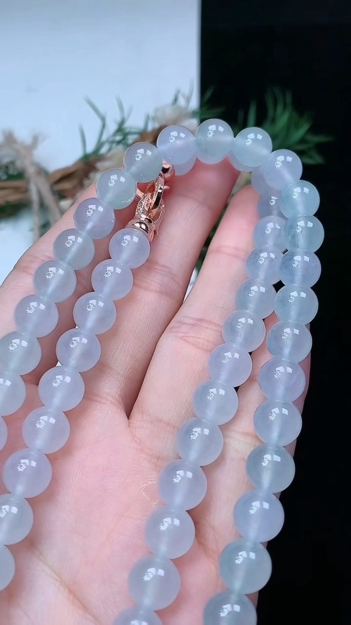 天然A货翡翠白冰圆珠项链，尺寸7.9-76颗，重量:68.05g4月29日
工厂直销收藏佳品,种好水足，色泽均匀，有种有色，上手高大气！