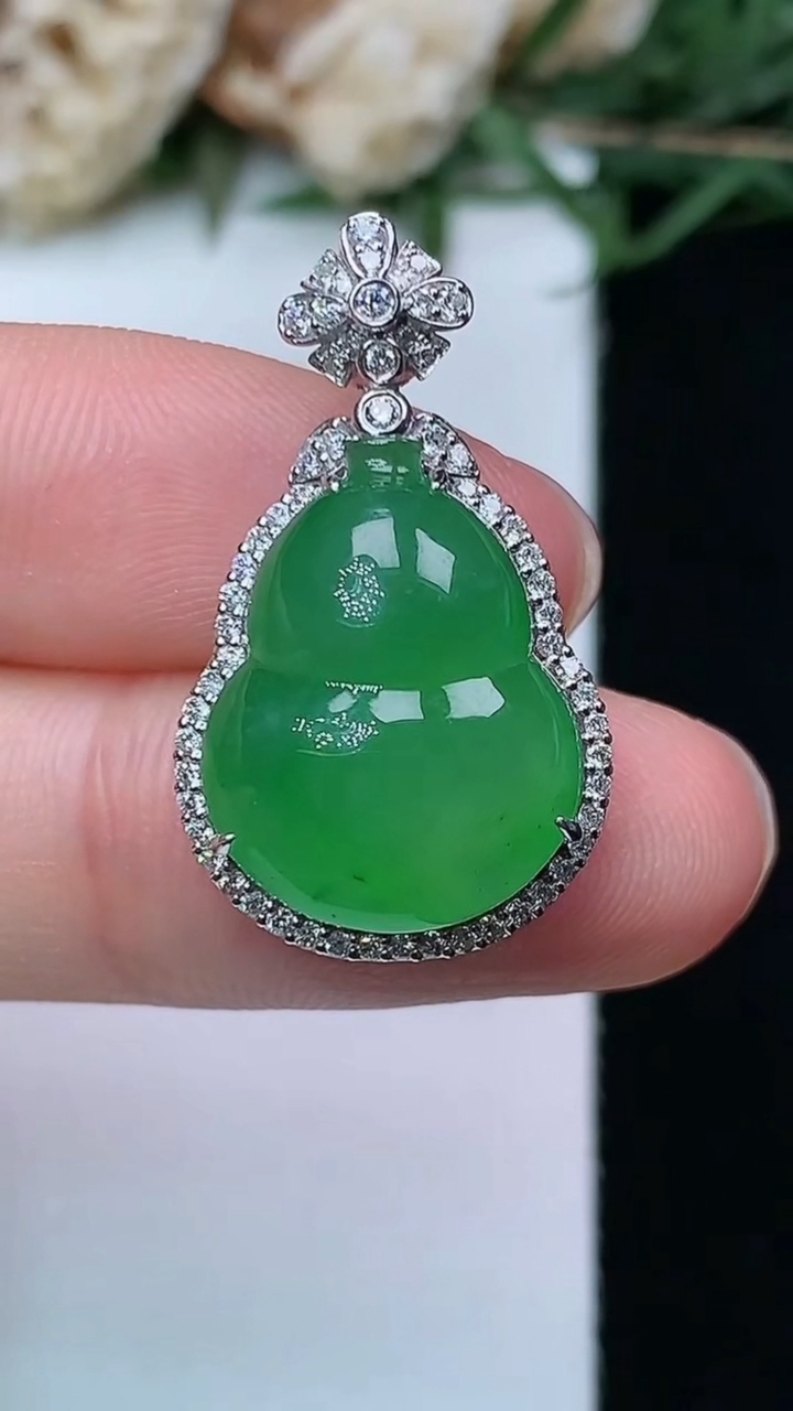 天然A货翡翠葫芦吊坠，尺寸26.4-15.5-8.3，裸石17-13，重量:4.31g
4月29日