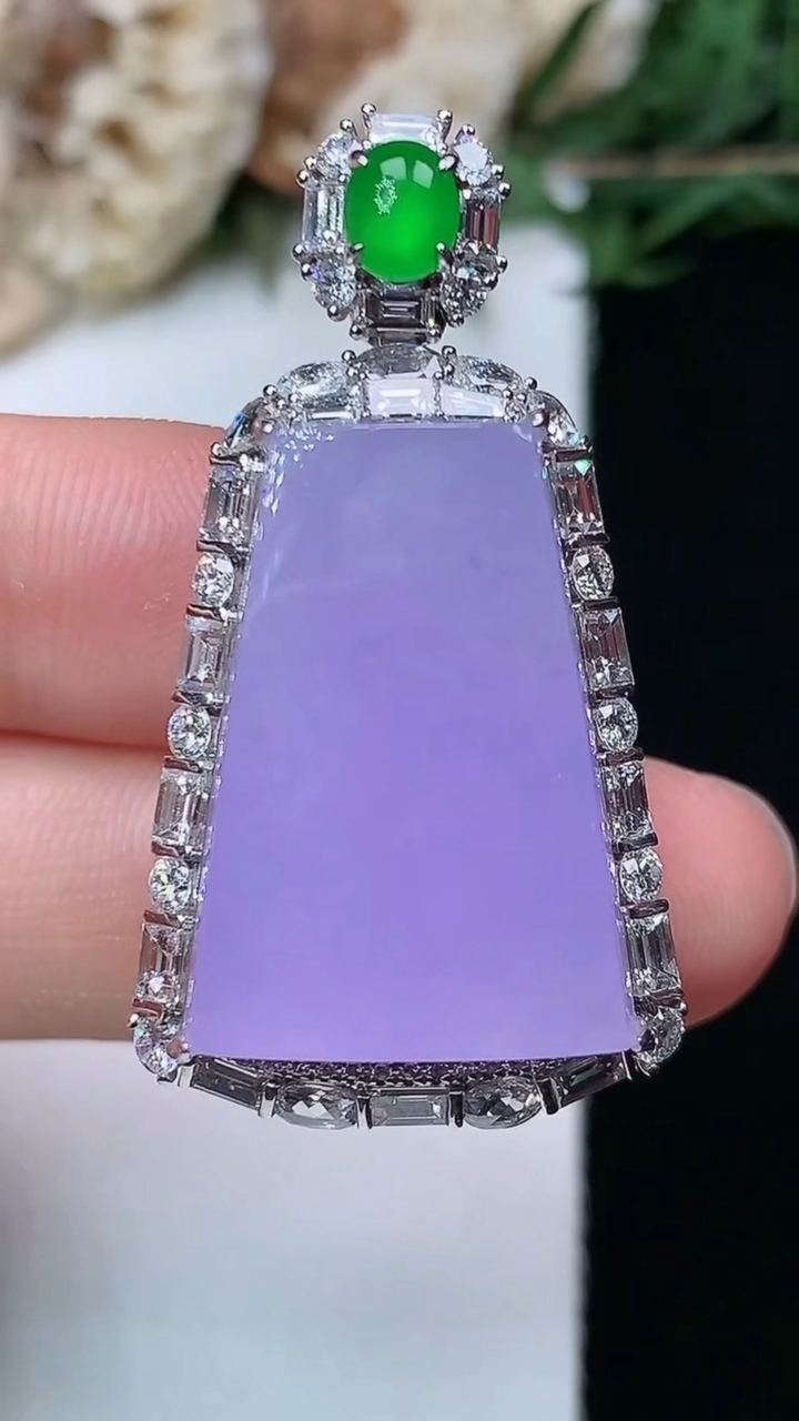 天然A货翡翠紫罗兰无事牌吊坠，尺寸37.6-20.6-12.3
4月29日