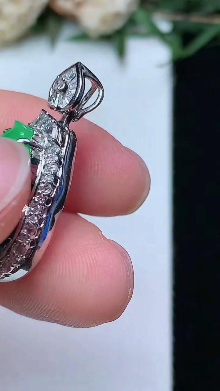 天然A货翡翠葫芦吊坠，尺寸27.6-16-9.5
4月29日，重量:5.15g