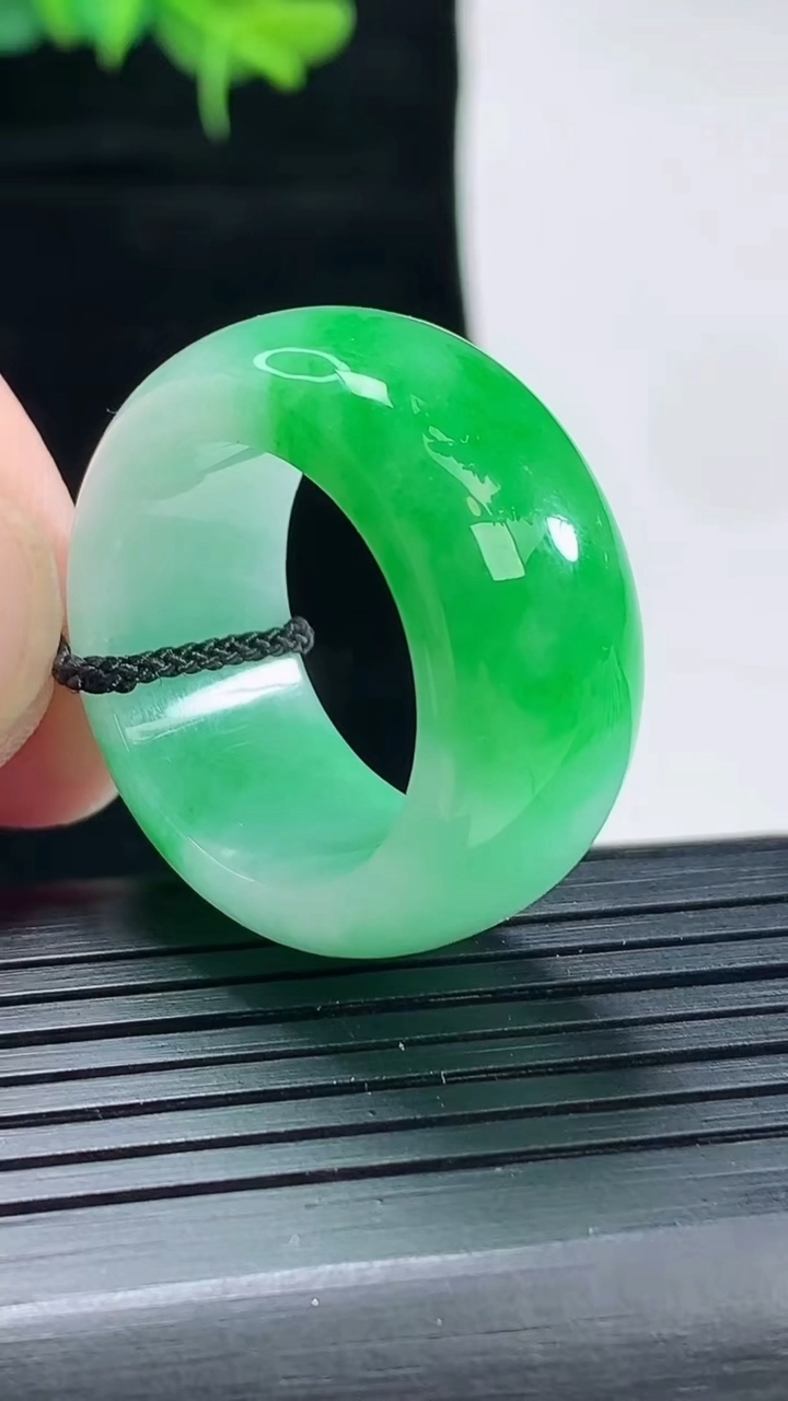 天然A货翡翠素面玉扳指 指环戒指，尺寸20.6-13-5.2重量:14.10g2026年4月29日
