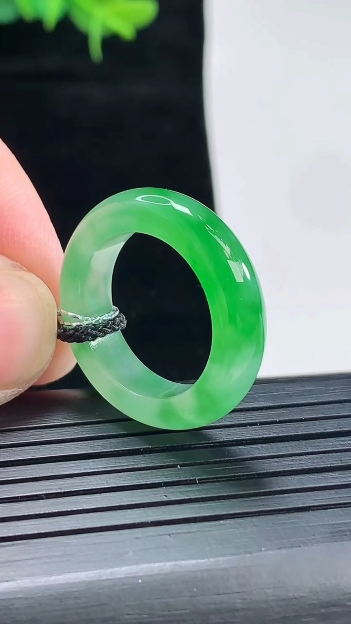 天然A货翡翠玉指环 戒指，尺寸18-6-4重量:4.88g2026年4月29日
工厂直销收藏佳品,种好水足，色泽均匀，有种有色，上手高大气！