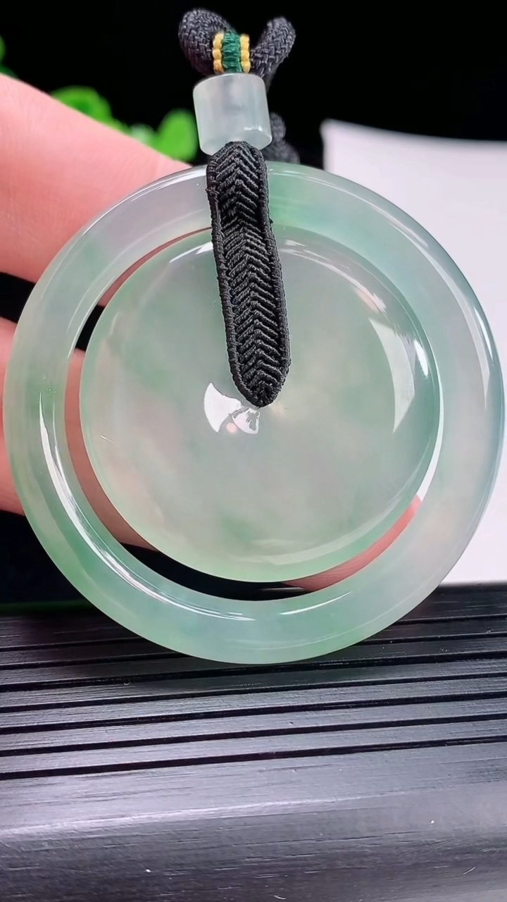 天然A货翡翠子母平安扣吊坠，尺寸49.6-6重量:34.36g
4月29日