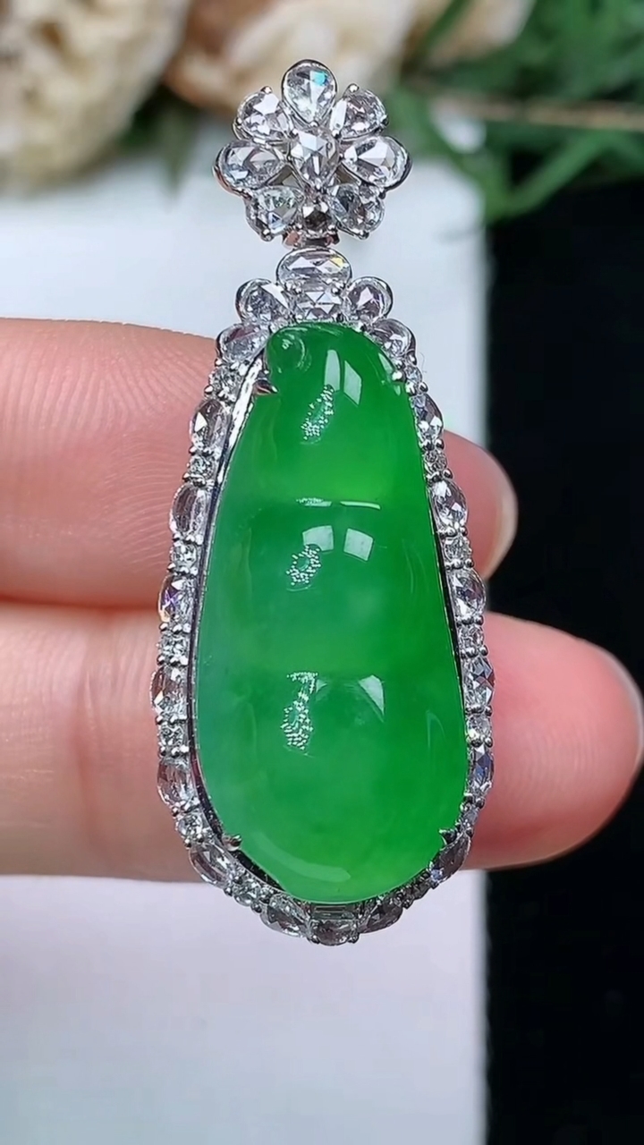 天然A货翡翠福豆吊坠，尺寸36.9-14-11.5
4月29日