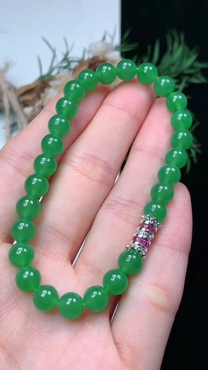 天然A货翡翠圆珠手串，尺寸6.3-27颗，重量:12.99g4月29日
工厂直销收藏佳品,种好水足，色泽均匀，有种有色，上手高大气！