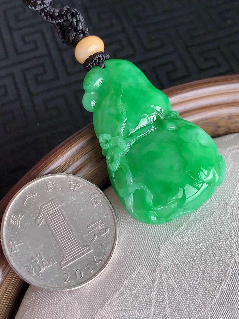 天然A货翡翠满绿葫芦吊坠  
尺寸38-24-13.8mm 重量25.66g 0428