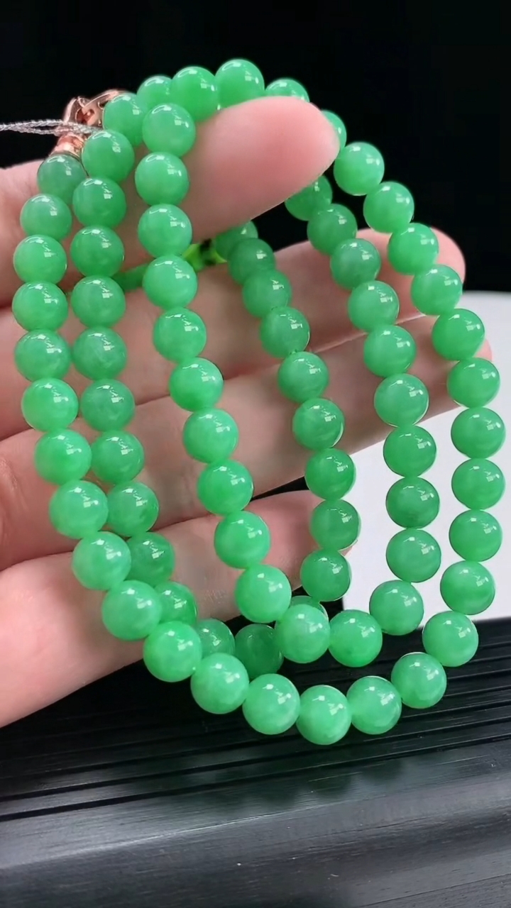 天然A货翡翠圆珠项链，尺寸7-82颗重量:53.31g
4月29日