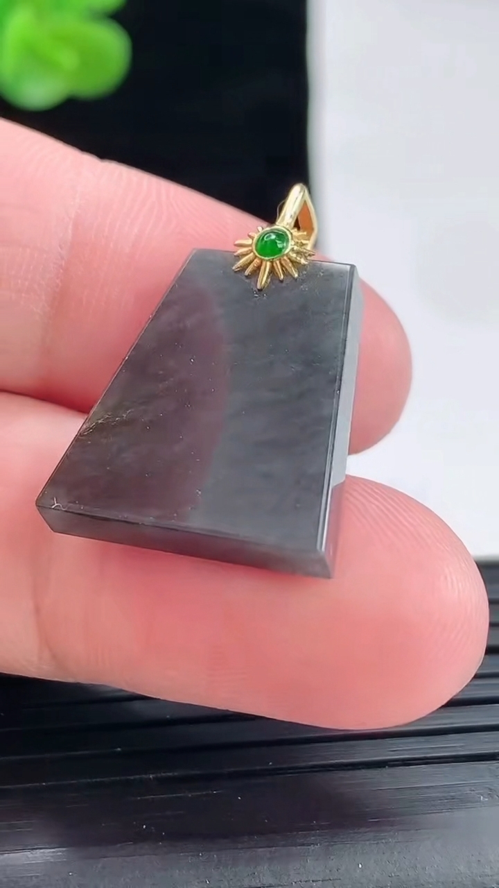 天然A货翡翠18k金乌鸡种无事牌吊坠，尺寸20.6-18.5-4重量:4.28g
4月29日