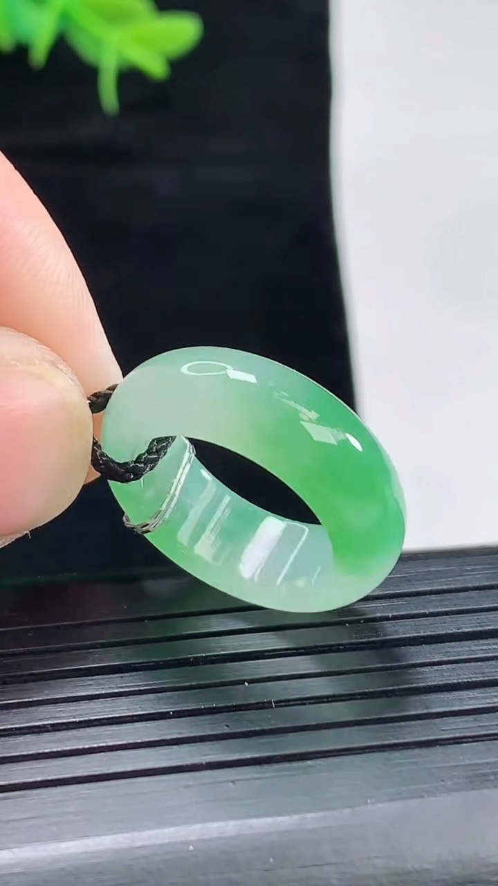 天然A货翡翠玉指环 戒指，尺寸16.5-7-4重量:4.69g2026年4月29日
工厂直销收藏佳品,种好水足，色泽均匀，有种有色，上手高大气！