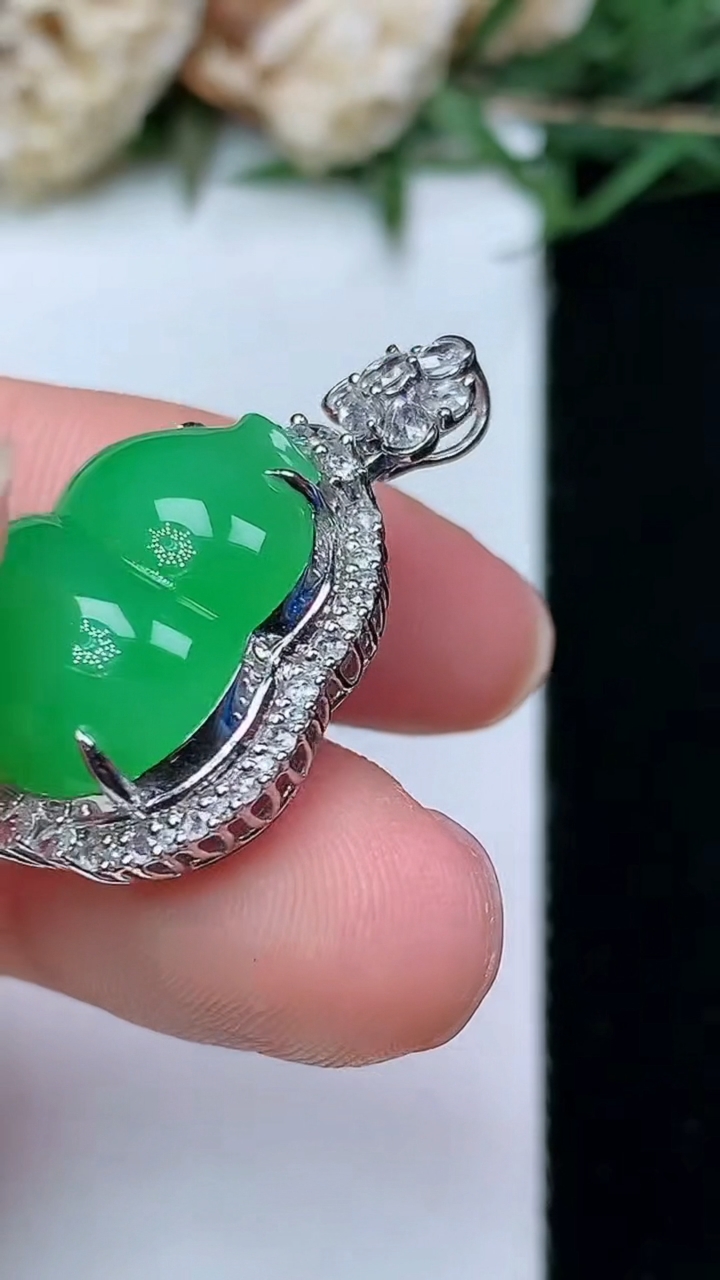 天然A货翡翠葫芦吊坠，尺寸28-19-12.8，裸石16.9-15.8，重量:6.34g
4月29日