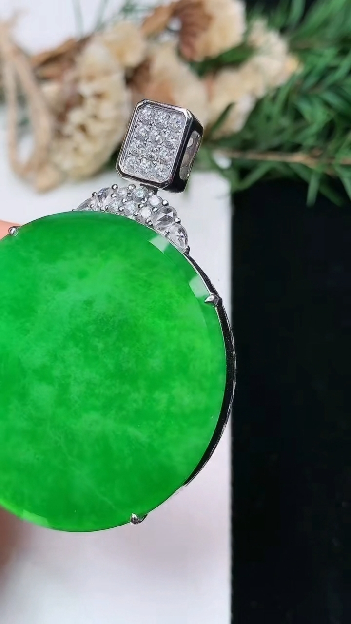 天然A货翡翠无事牌吊坠，尺寸39-9，重量:22.19g
4月29日