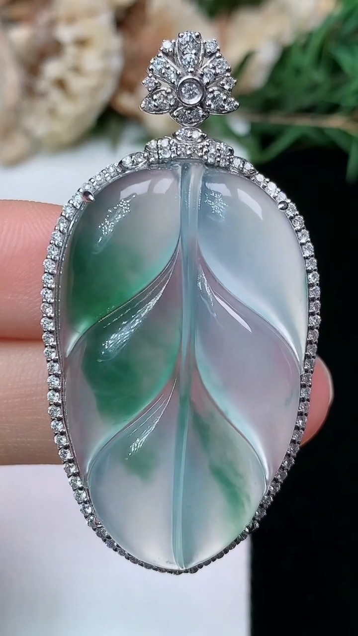 天然A货翡翠飘花金枝玉叶 叶子吊坠，尺寸49.4-25.7-9.3，裸石36.2-22.2，重量:1