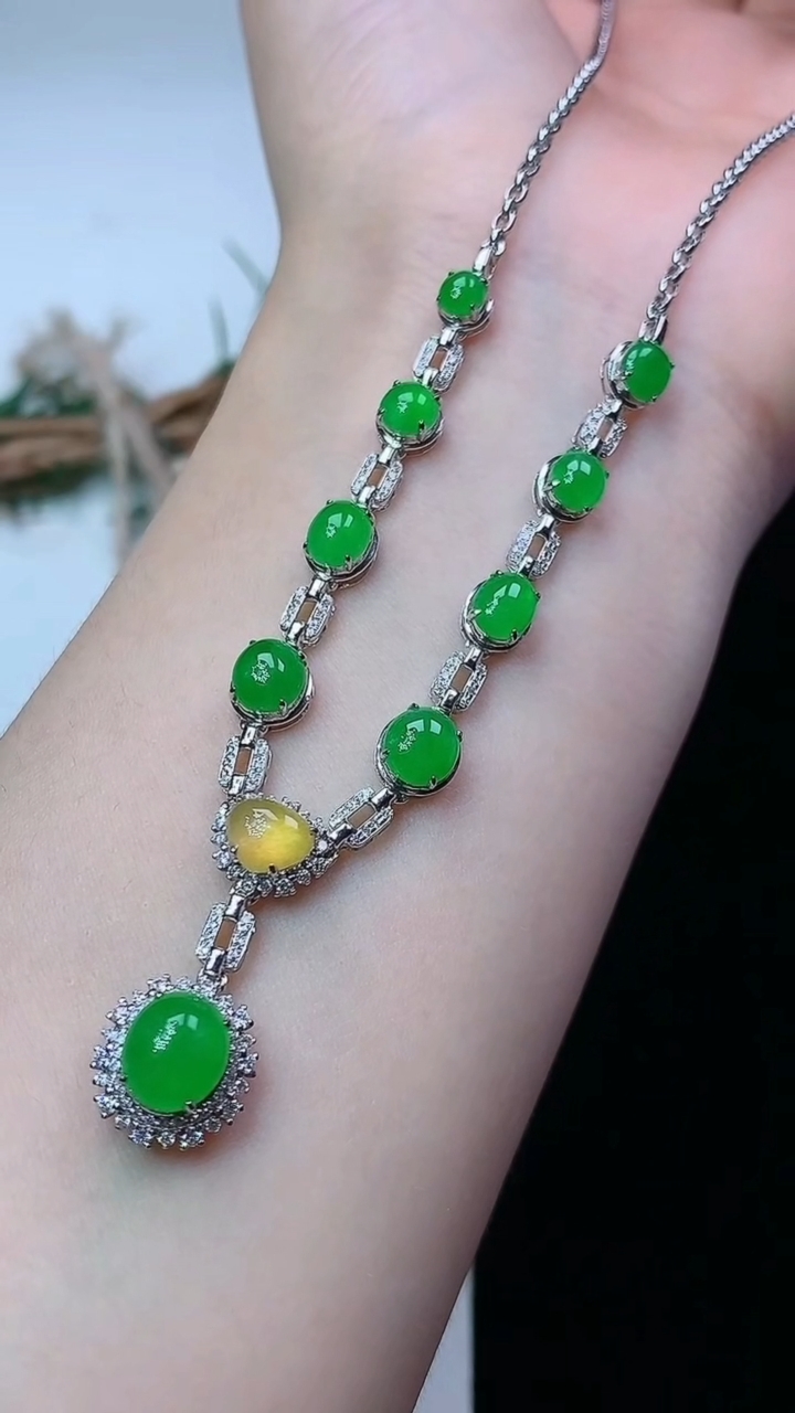 天然A货翡翠蛋面项链，尺寸7.5-6.6，重量:7.96g
4月29日